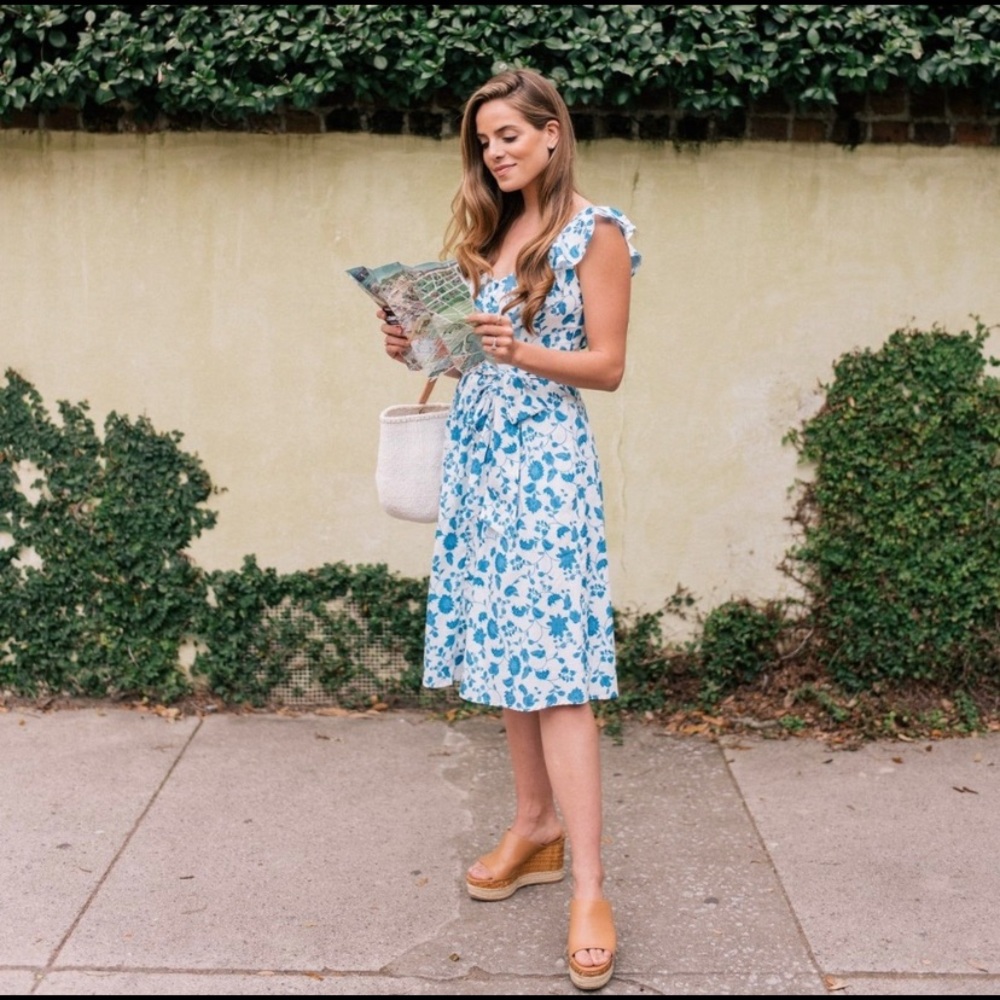 Gal Meets Glam Olivia dress in EUC size 6 blue and white chinoiserie